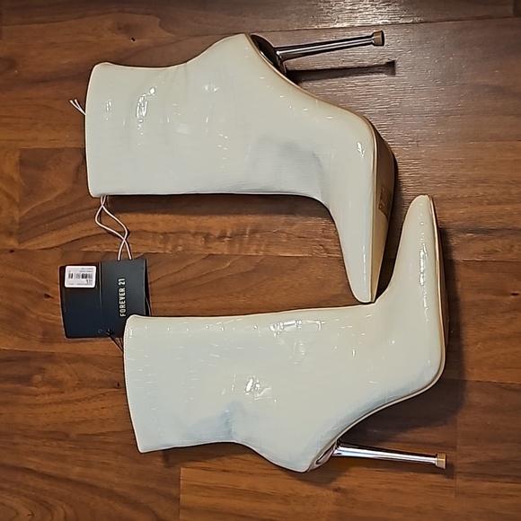 Forever 21 Booties Cream Size 6 - Picture 1 of 7